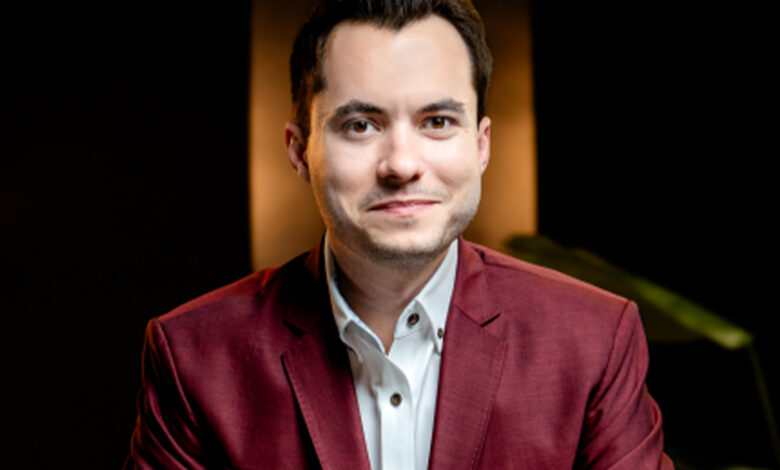 New book by Elon alum hits USA Today bestsellers list | Today at Elon New book by Elon alum hits USA Today bestsellers list | Today at Elon